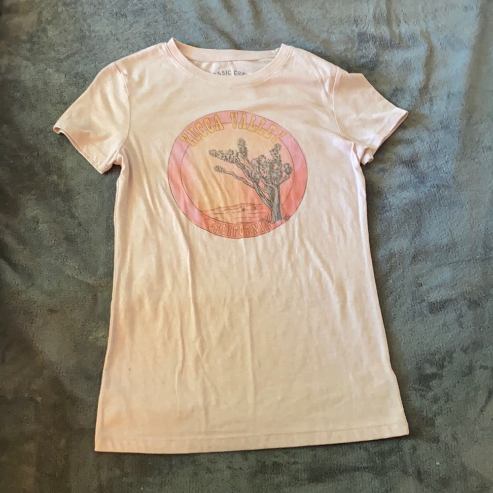 Slim fit light pink crew neck graphic tee
